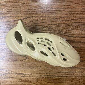 Mens Size 9 adidas Yeezy Foam Runner RNR Stone Taupe NEW Slides